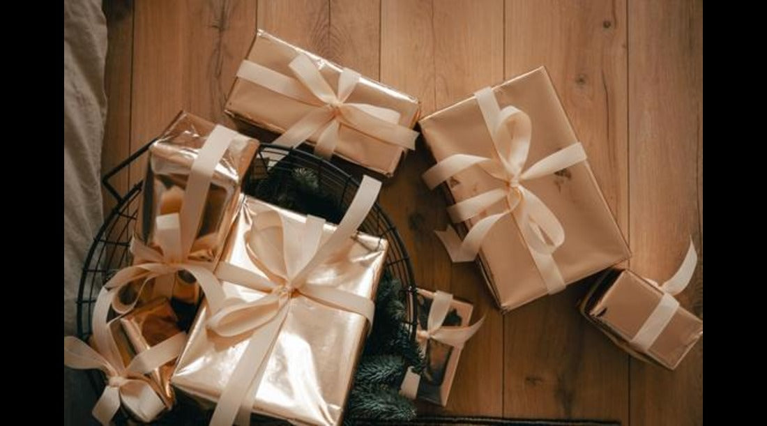10 Thoughtful Ideas to Create a Personalised Gift Box for Her