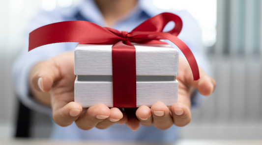 How to Create a Gift Box She’ll Remember Forever